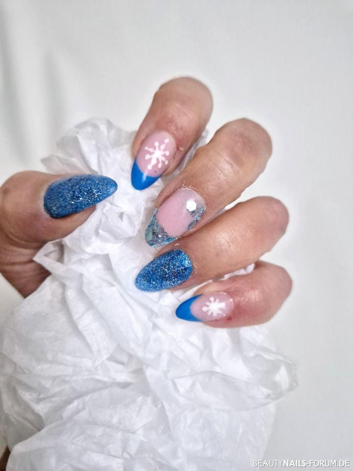 Blauer Glitzer mit Einlegern und Schneesternen Blauer Glitzer mit Einlegern und Schneesternen Winter & Weihnachten rosa blau - Polygel rose' in Mandelform mit aufgemalten Schneesternen, blauem Nailart