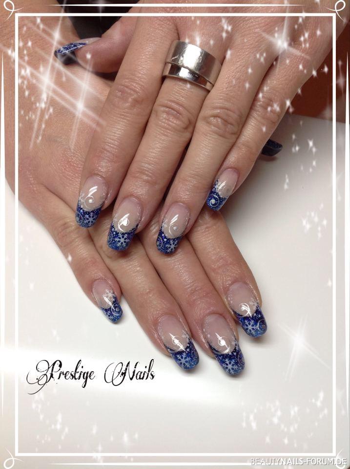 Blauer - Wintertraum Winter & Weihnachten - Blaues French mit Glitter. Design wurde gebrusht mit Schablonen Nailart