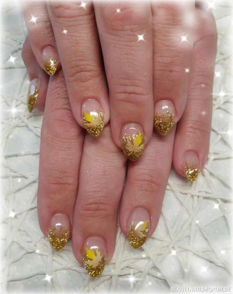 Gold mit Airbrush Winter & Weihnachten gold - Eines meiner Modelle wollte es schon herbstlich. Gold mit Airbrush-Blatt Nailart