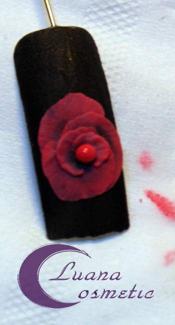 In die Rosenmitte ein Bällchen setzen 3D Rosen Nail Design Anleitung in Nageldesign