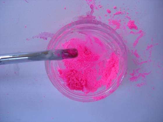 Das Pulver wird mit dem Stäbchen mit dem Uv Gel vermengt: Pastellkreide (statt Farbpigmenten) und Uv-Gel in Fiberglas