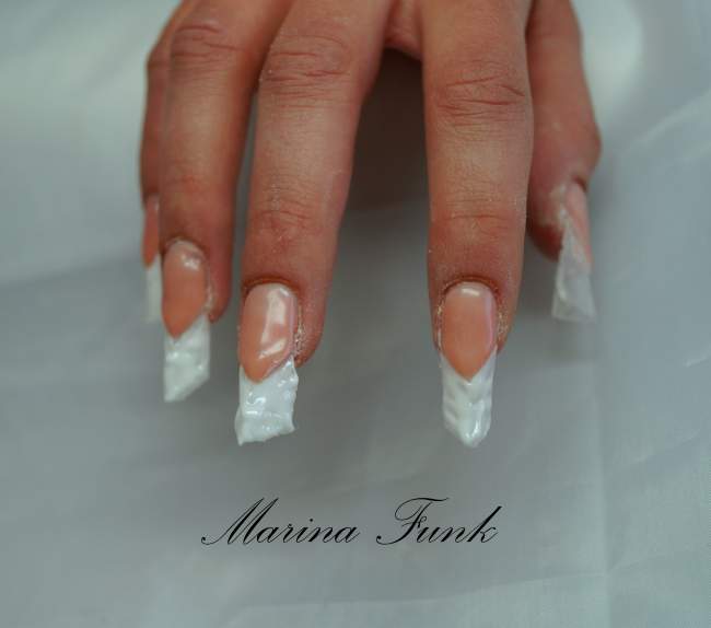 2. weiß geknittert verteilen, aushärten Edge Nägel mit Glasgel Anleitung von Marina Funk in Nageldesign