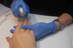 1. zu modellierende Hände desinfizieren und trocknen lassen Nagelvorbereitung & ProPusher Anleitung in Nageldesign