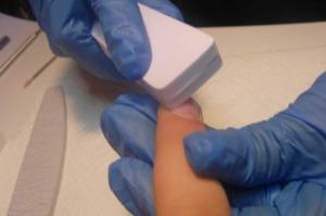 5. Reste der unsichtbaren Nagelhaut hier mit Bufferfeinfeile entfernen Nagelvorbereitung & ProPusher Anleitung in Nageldesign