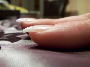 Seitenansicht Weißes French Refill - Mittelfinger wirkt so dick in Anfänger Nageldesign