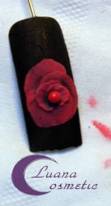 In die Rosenmitte ein Bällchen setzen 3D Rosen Nail Design Anleitung in Nageldesign