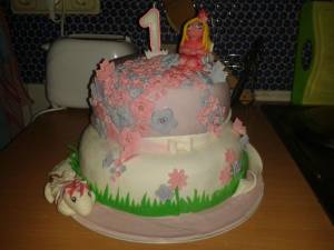 Und das ist meine erste gewesen ;) zum 1. Geburtstag meiner Tochter :D mit  Hobbybäcker mit gelnägeln :) in Basteln