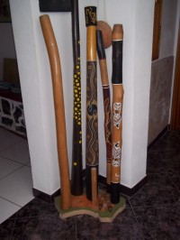 Meine Didgeridoos
Mit gelben Flächen ist aus Leder und von Dörthe..
Vorne  @DanisAngel Didgeridoo in Small Talk