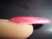 Seitenansicht Mandelform am Nailtrainer mit Fullcover rosametallic in Anfänger Nageldesign