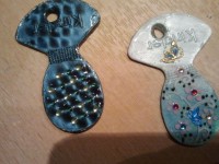 Den linken hab ich mit magnetlack gemacht und mit Steinen verziert ....der  Schlüsselanhanger und Co in Basteln