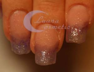 Ins Liquid paar Tropfen Glasmalfarbe lila beimischen und die Nagelspitze mit  Anleitungen von Luana Cosmetic in Nageldesign