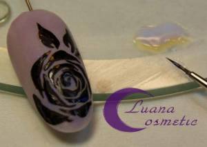 Den Folienkleber mit einem dünnen Pinsel auf die gemalte Rose am Rand entlang  Anleitungen von Luana Cosmetic in Nageldesign