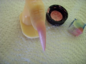 2. Stiletto Vorbereitung Stiletto-Nails mit Naildesign am Übungsfinger in Nageldesign