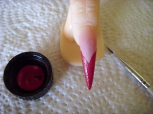 3. Farbgel auftragen Stiletto-Nails mit Naildesign am Übungsfinger in Nageldesign