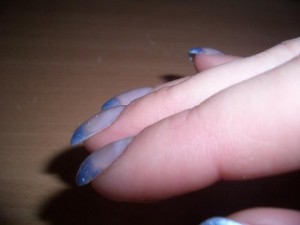 rechte hand Nägel mit blauen spitzen in Anfänger Nageldesign