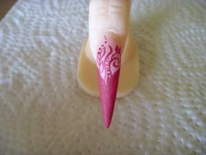 4. Nagel verzieren mit Pinsel Stiletto-Nails mit Naildesign am Übungsfinger in Nageldesign