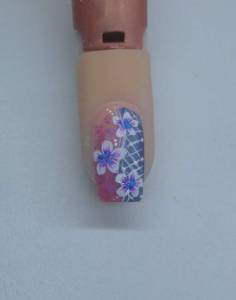 7. Die Blumen mit pinker und blauer Acrylfarbe schattieren und Punkte malen,  Blumen auf Netz - Anleitung für künstliche Nägel in Nageldesign