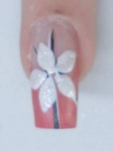 7. Mit Glittergel White Opalic die Blüten übermalen, aushärten White Glitter Flowers - Anleitung / Step-By-Step in Nageldesign