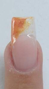 3. Mit Metallic Peach die eine Seite des Nagels bedecken und einen weichen  French Nails 3-farbig - Anleitung / Step-By-Step in Nageldesign