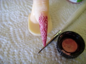 5. Pinselmalerei Stiletto-Nails mit Naildesign am Übungsfinger in Nageldesign