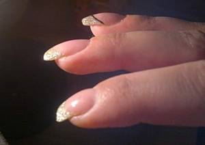 Finger seitlich Gold und schwarz mit Akzent.Schablonenverlängerung in Anfänger Nageldesign