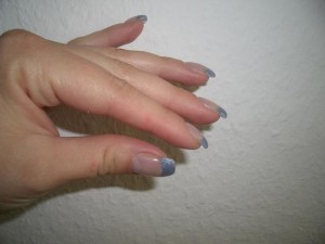 linke Hand Nägel mit blauen spitzen in Anfänger Nageldesign
