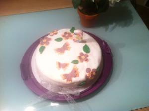 Torte mit Fondant überzogen und bunte Schmetterlinge und Blumen ausgestochen Hobbybäcker mit gelnägeln :) in Basteln