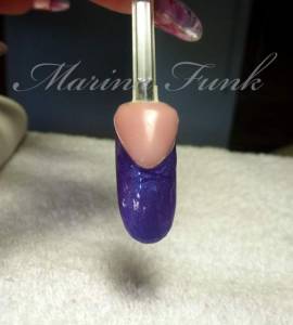 4. farbgel auftragen, an der smileline satter, aushärten Künstliche Nägel mit Glitzer Anleitung von Marina Funk in Nageldesign