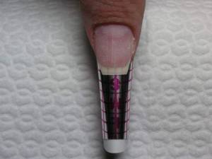 2- Schablone ansetzen Babyboomer Naturlook Nails Anleitung in Nageldesign