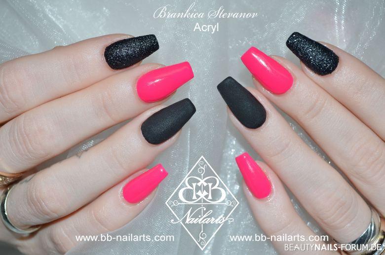 Aufflliges Nageldesign in Neon Pink & matt schwarz Acrylngel