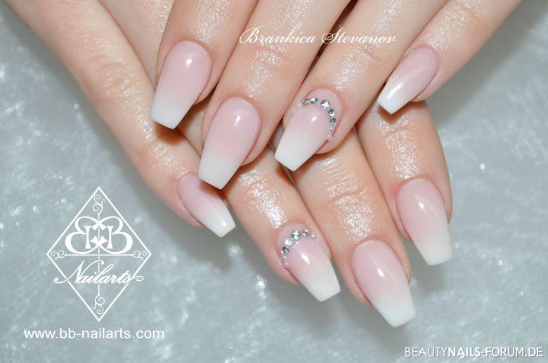 Babyboomer mit Strass in dezentem Design Acrylnägel weiss nude - Aufbau von Hanse Nailart