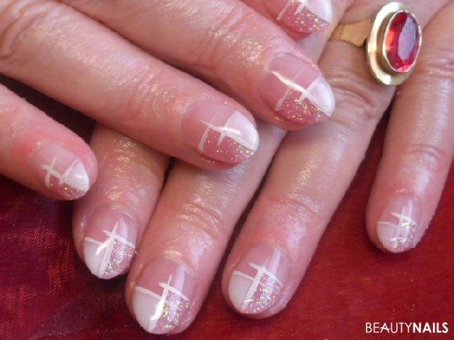 Geteilte Spitze-Design woanders gesehen Acrylnägel - Glitzerrose und Weiss als French eine Seite höher und mit Liner Nailart