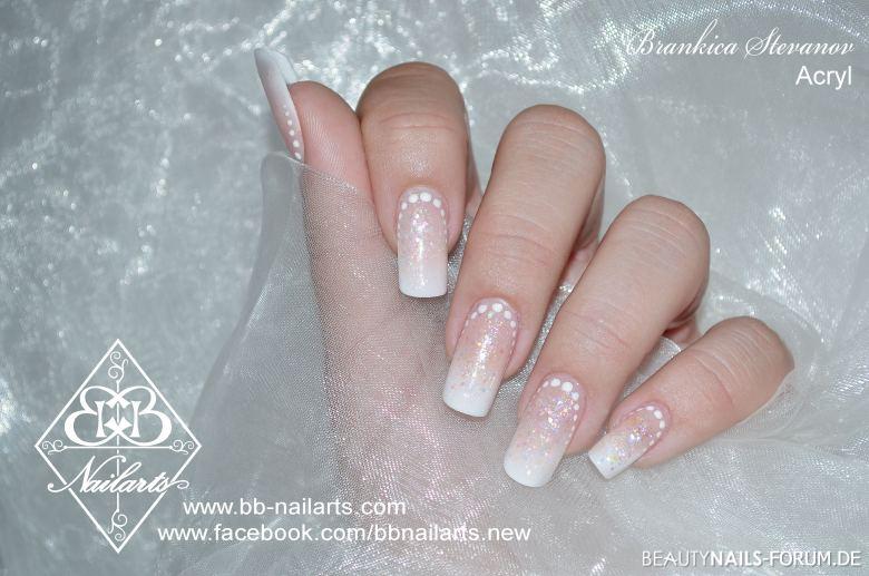 Klassische Babyboomer & Glitter Acrylnägel weiss nude - Acrylaufbau von Magnetic Nailart