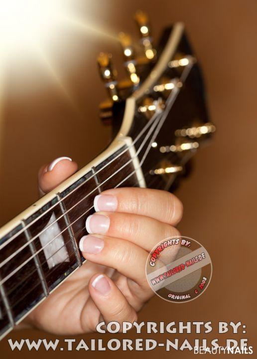 La Guitariste Acrylnägel - kurze Nägel für MusikerMaterial: natural pink / natural whiteModellage: Nailart