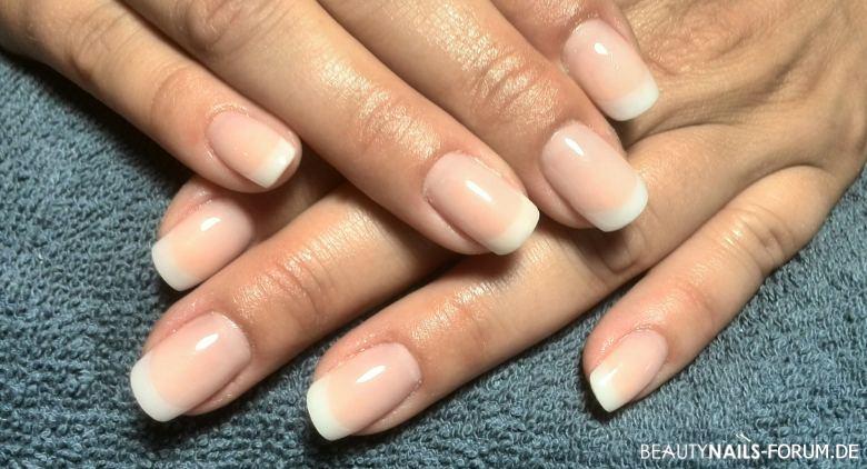 Nature french nails Acrylnägel - Diesmal sehr natürlich. Wie immer gearbeitet mit Vincent Russello Nailart