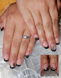 Schwarzes French mit Stamping Acryl Acrylnägel