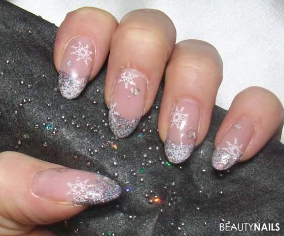 Winterhimmel Fortgeschrittene - buntes Glitzerfrench mit Schneeflocken und Sternen Nailart