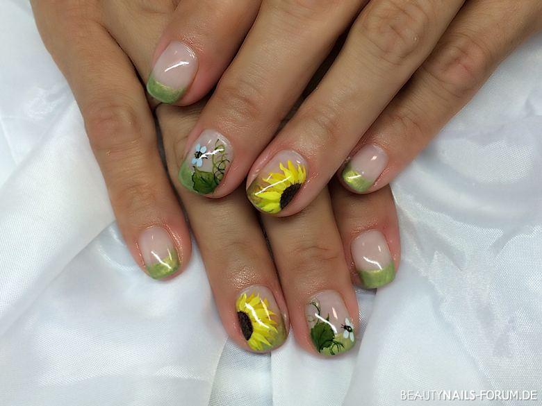 Frühlingsnägel mit Sonnenblumen Frühling- & Sommer - Frühlingserwachen - Aufbaugel und Farbgel von abc, gemalt mit Nailart