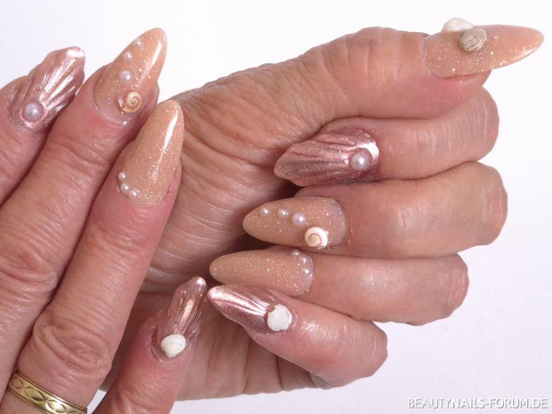 Gelnägel mit echten kleinen Muscheln in Rosatönen Frühling- & Sommer rosa nude - Normales Aufbaugel von Born Pretty in hellem Rosa bzw. Nude mit Nailart