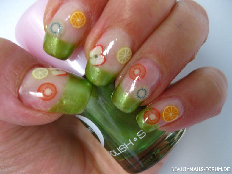 Hellgrünes French mit bunten Früchten Frühling- & Sommer bunt -  Nailart