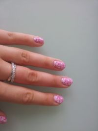 Natürliche rosa Nägel mit weißem Blumenstampingdesign Frühling- & Sommer