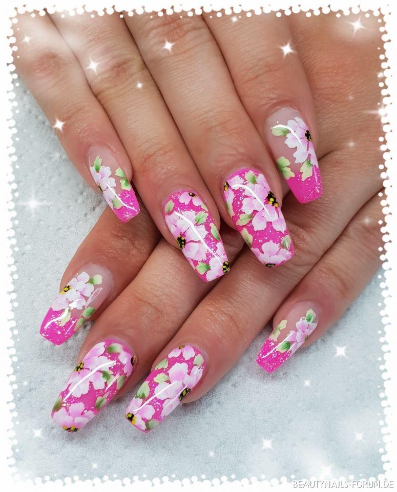 Pink Glitzer mit One Stroke Blüten Frühling- & Sommer pink - Gelmodellage in pink Glitzer, Mittel- und Ringfinger als Fullcover Nailart