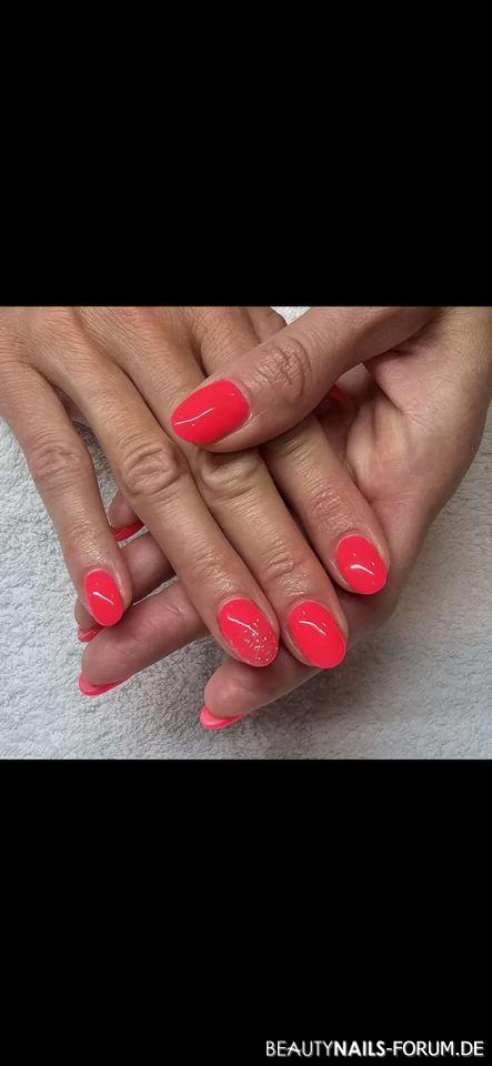 Shellac in Neon Frühling- & Sommer pink - Shellac-Maniküre an einer Kundin. Verwendet:Laveni Base Coat Nailart