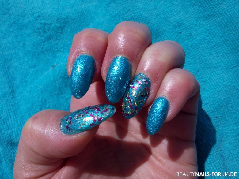 Türkisblau mit Glitzerspenkeln Frühling- & Sommer türkis - NNV mit Gel, Farbe mit Nagellack sowie Überlack klar mit lila- Nailart