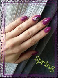 Violette Nägel mit Blume Frühling- & Sommer