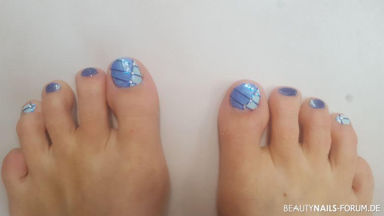 Füße in blau mit Strip und strass Füsse blau - Ice blue von laveni  Saphir blau von jolifin Strip in blau und Nailart