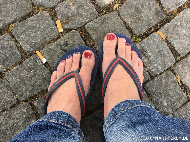 Füße in Flip-Flops mit rot und blau Füsse -  Nailart
