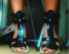 gladiator herren - sandalen mit schwarzem Lack Füsse -  Nailart