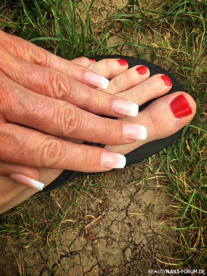 Klassisch rote Fußnägel und French Manicure an Händen Füsse rot weiss - Einfach nur rot lackiert Nailart