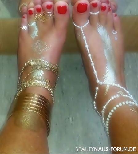Klassische rote Fußnägel